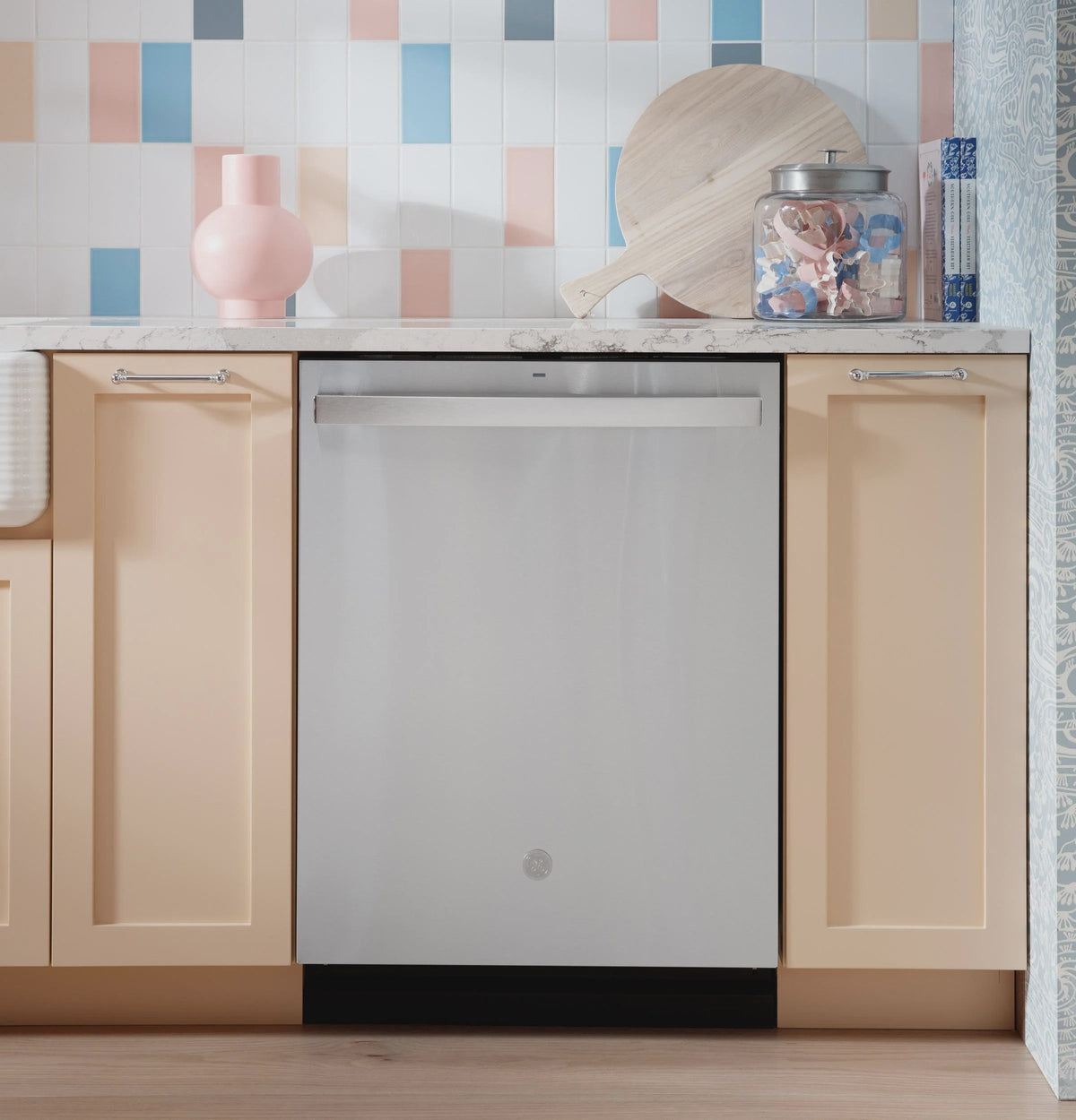 GE Top Control with Stainless Steel Interior Dishwasher with Sanitize Cycle GDT670SFVDS