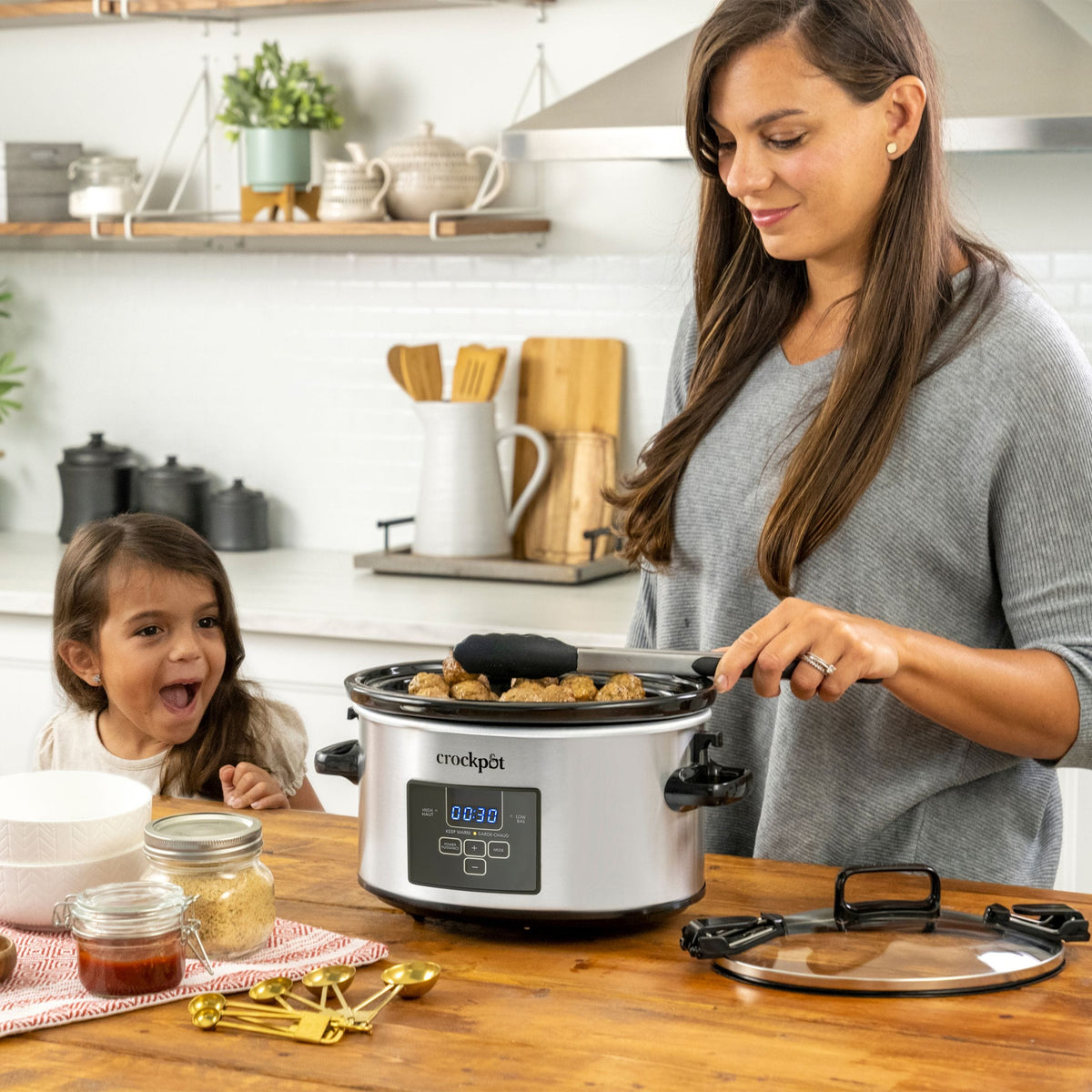 Digital Programmable Slow Cooker with Locking Lid, Feeds 4 People & More, Stainless Steel, 4-qt